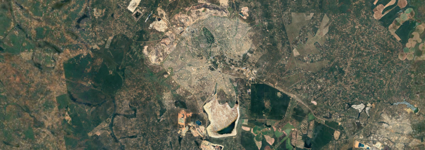 Satellietbeeld van de stad Chingola tussen dagmijnbouwgroeven