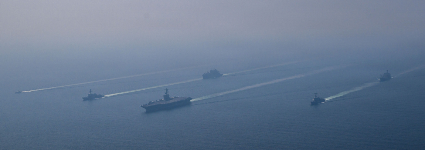 Foto uit de lucht van de carrier strike group 3 die in formatie onderweg is naar de Arabische zee