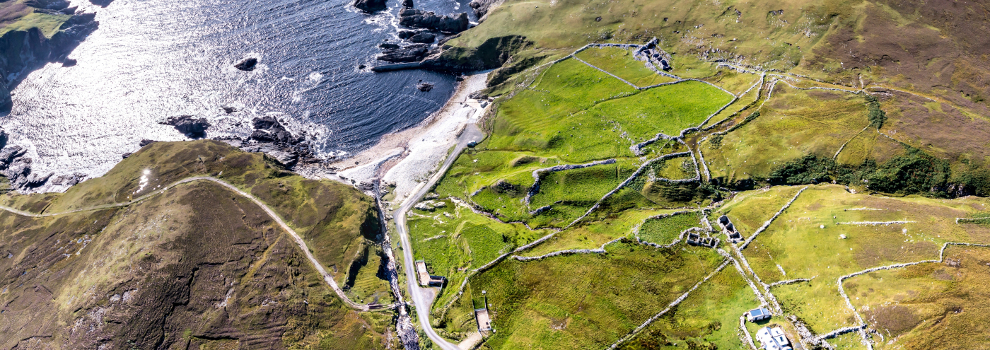 Luchtfoto van een verlaten dorp aan de kust in Donegal