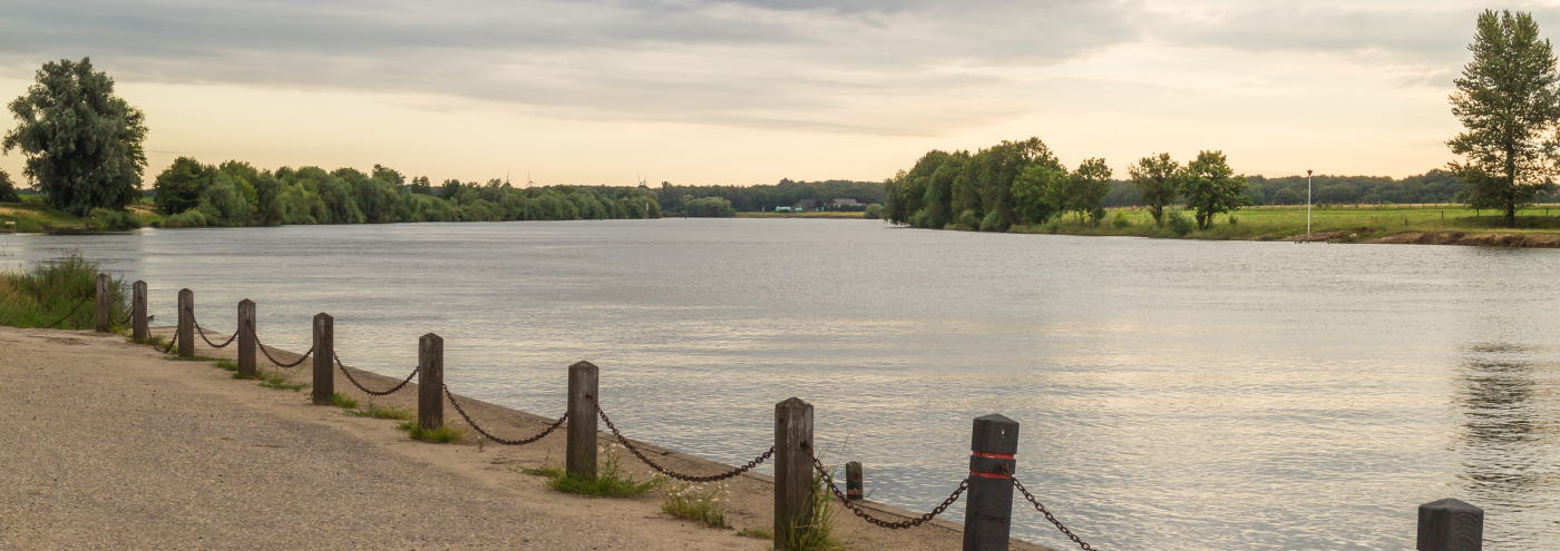 Kade aan de Maas bij Broekhuizen in Limburg