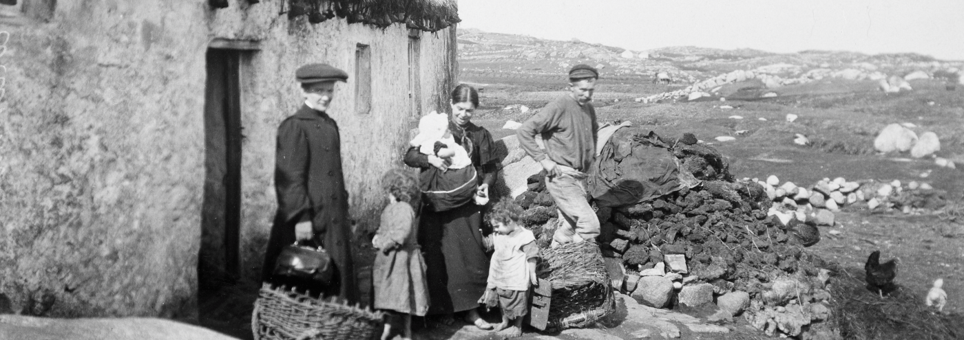 Zwart-wit foto van een verpleegster die een gezin in Donegal bezoekt