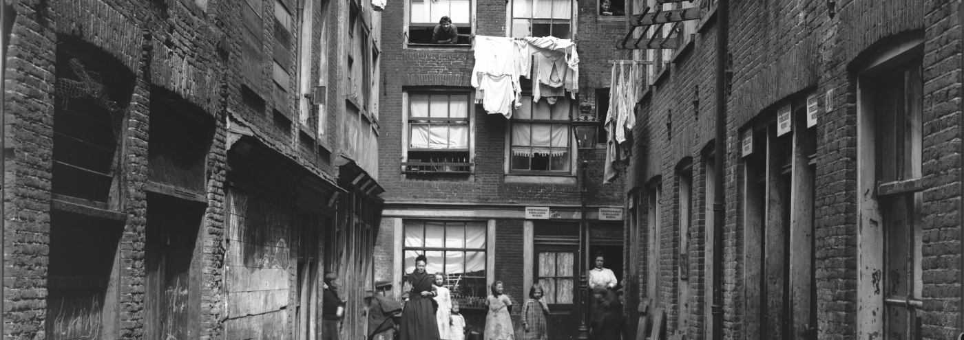 Zwart-wit foto van volksbuurt de Jordaan