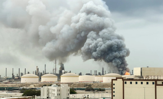 Foto van grote rookpluim bij een olieraffinaderij in Bahrein