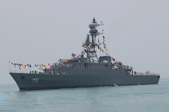 Foto van het Iraans fregat IRIS Dena met vlaggetjes 