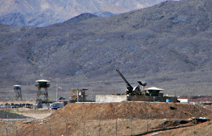 Foto van luchtafweergeschut en wachttorens bij een basis in de woestijn nabij Natanz