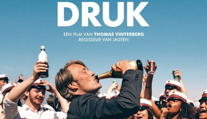 Filmpost van de film Druk met Mads Mikkelson die drinkt uit een champagnefles