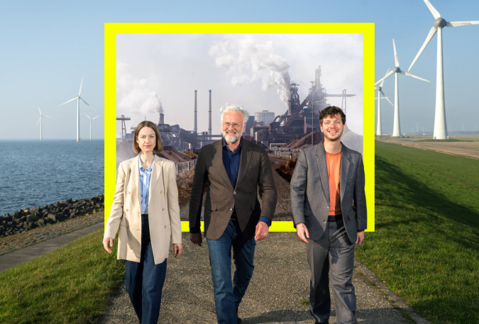 Drie presentatoren van wat houdt ons tegen lopen over een dijk met windmolens