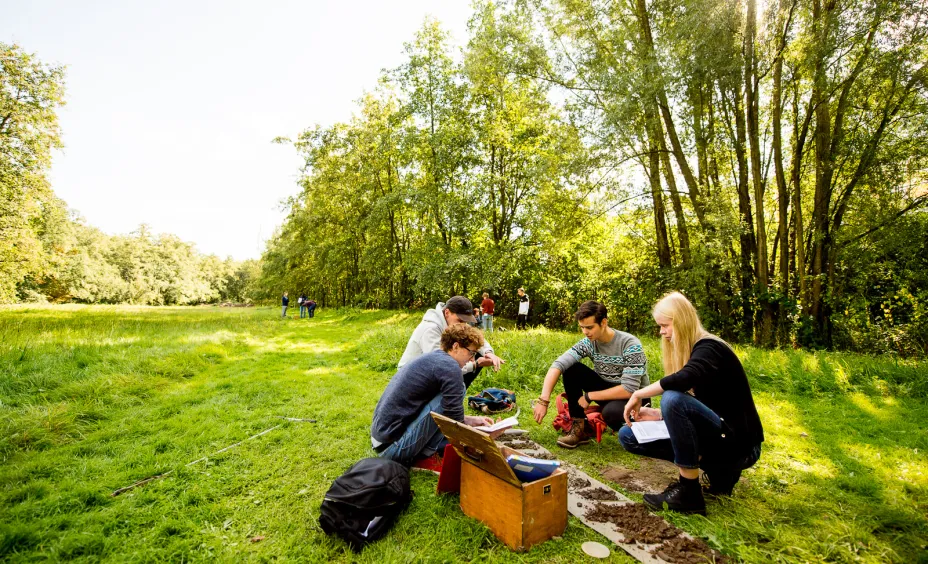 HVHL studenten doen bodemonderzoek